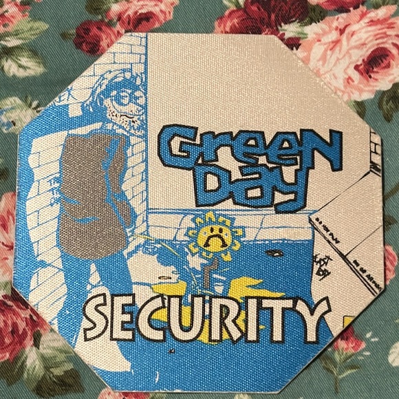Green Day concert patches/passes in excellent condition, lot of 3 blue patches!! - Picture 5 of 12
